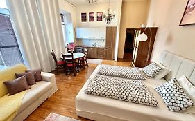 Home Away Main Square Apartment