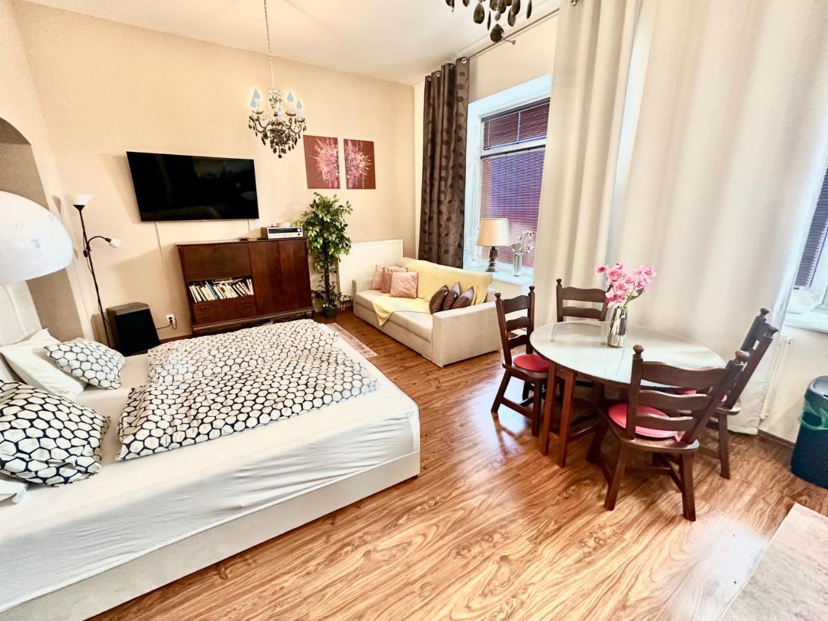 Home Away Main Square Apartment Попрад Екстер'єр фото
