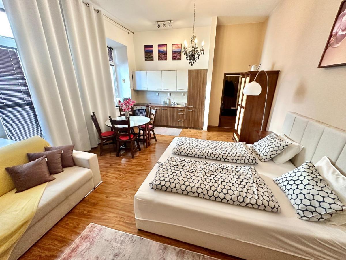 Home Away Main Square Apartment Попрад Екстер'єр фото