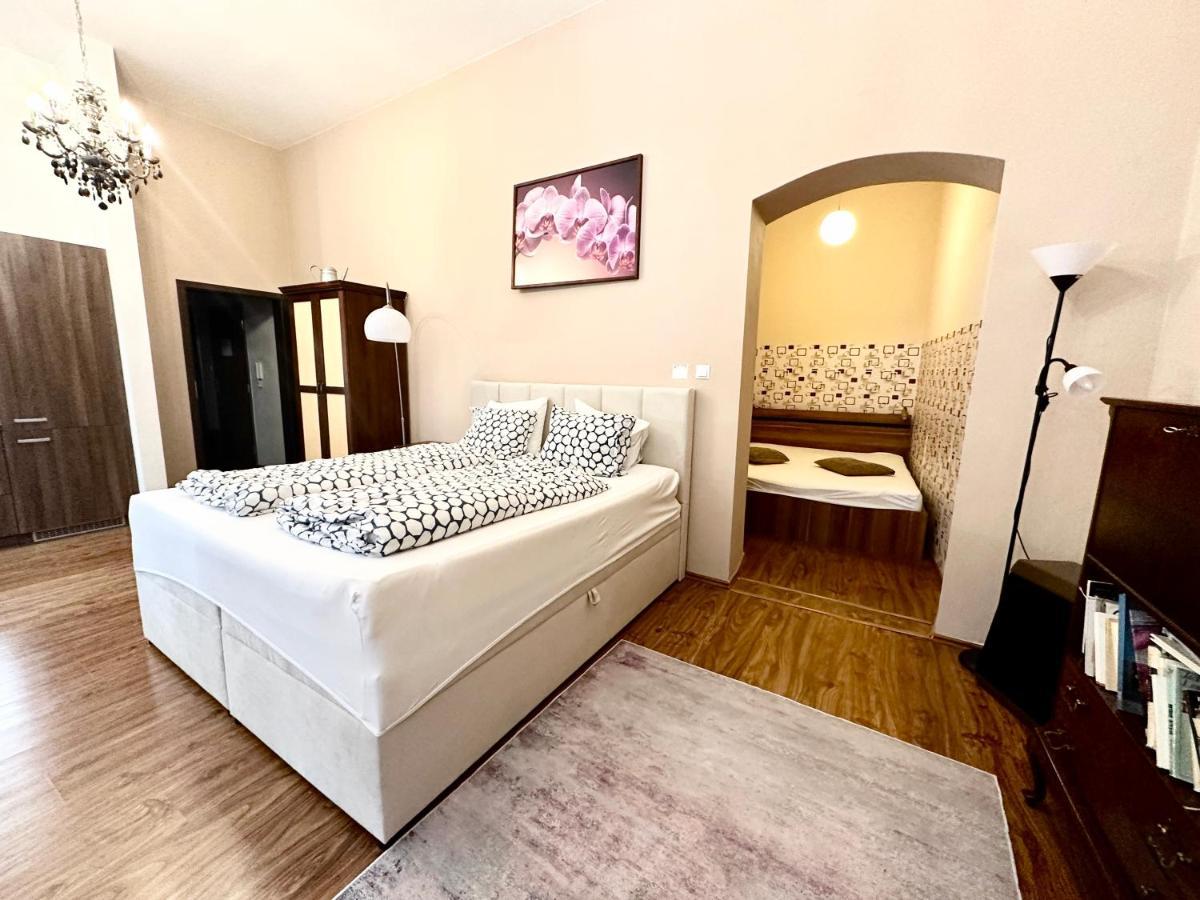 Home Away Main Square Apartment Попрад Екстер'єр фото