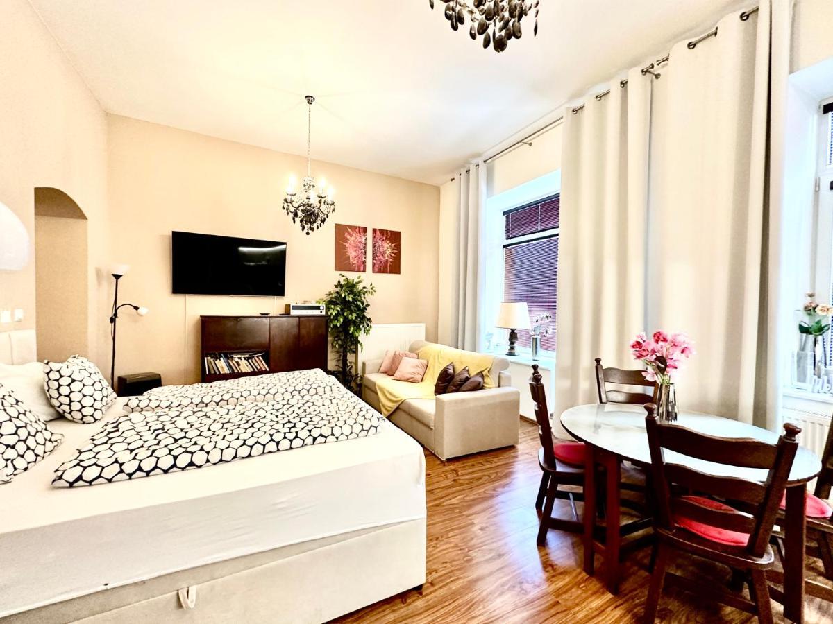 Home Away Main Square Apartment Попрад Екстер'єр фото