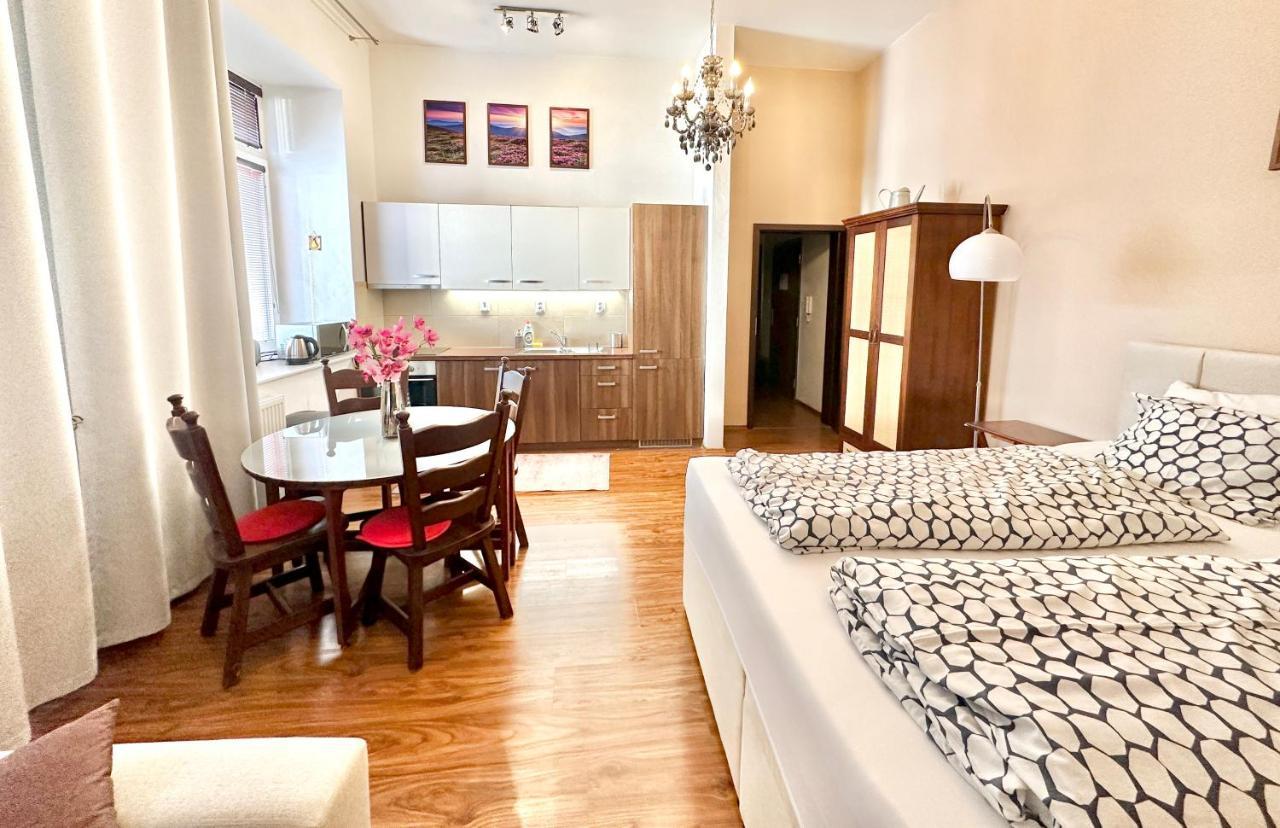 Home Away Main Square Apartment Попрад Екстер'єр фото