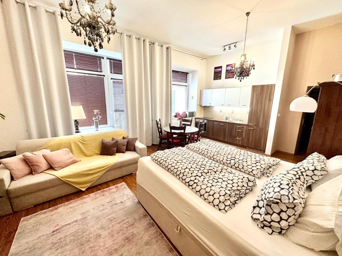 Home Away Main Square Apartment Попрад Екстер'єр фото