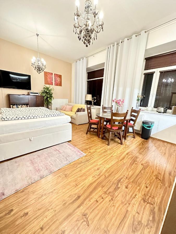 Home Away Main Square Apartment Попрад Екстер'єр фото