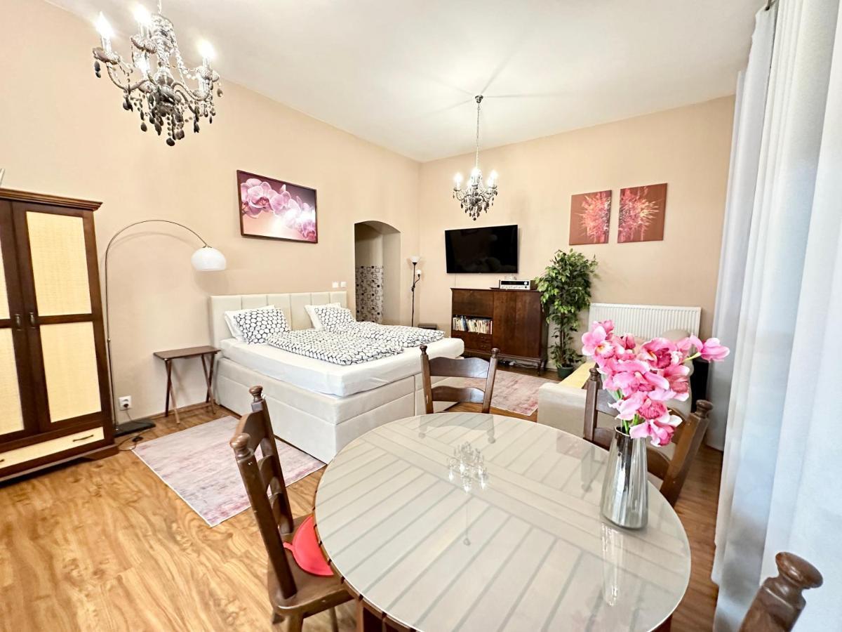 Home Away Main Square Apartment Попрад Екстер'єр фото