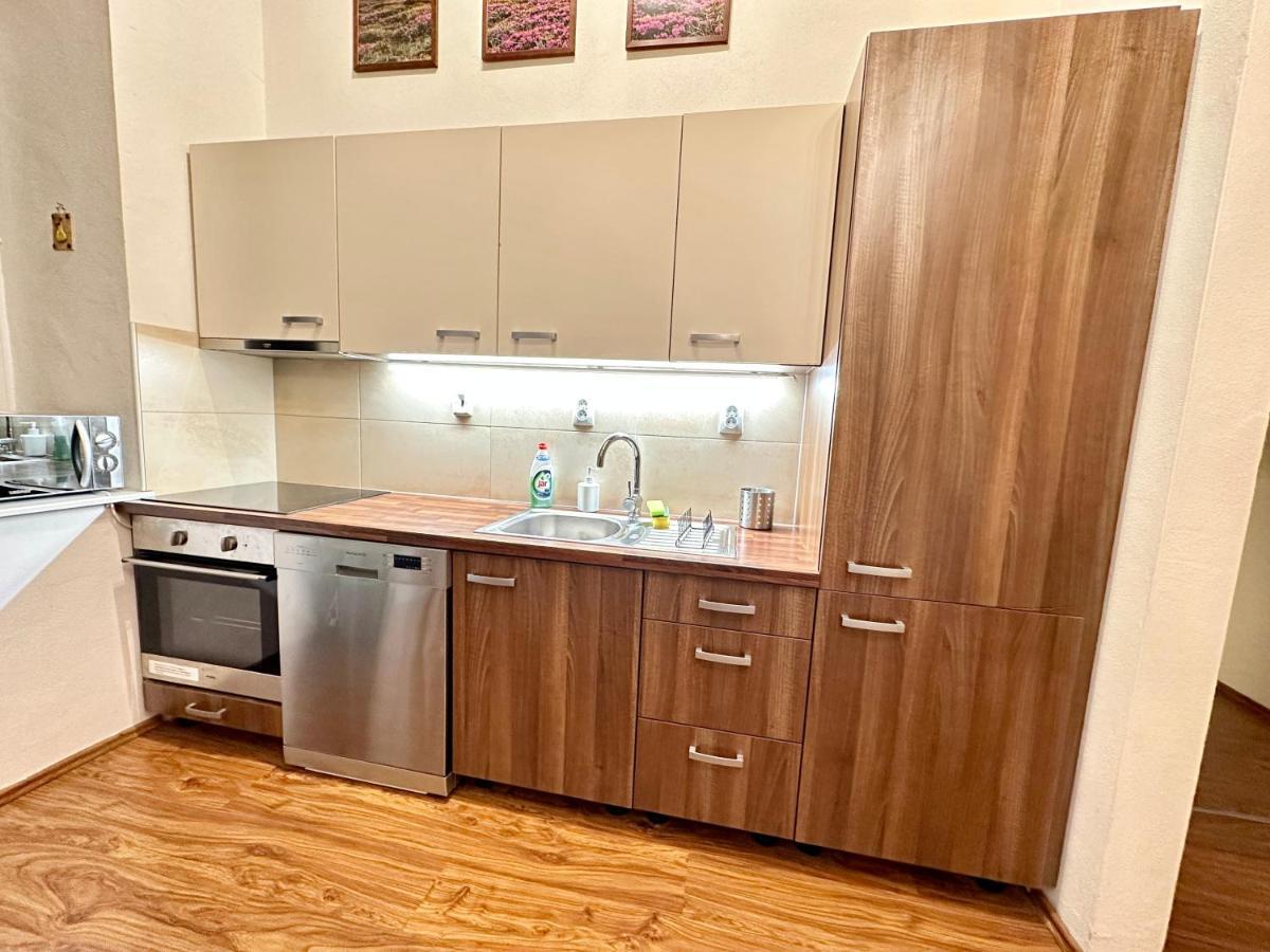 Home Away Main Square Apartment Попрад Екстер'єр фото